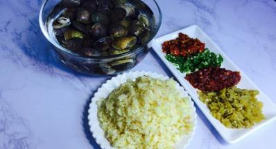 蛤类提前用盐水加一点油泡一会，吐沙，
蒜末姜末   剁辣椒  青椒碎 豆瓣酱，泡椒碎等材料都切好备用！