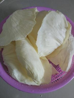 椰菜剥成一片片，洗干净备用