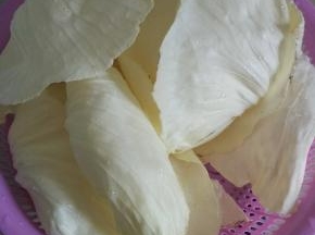 椰菜剥成一片片，洗干净备用