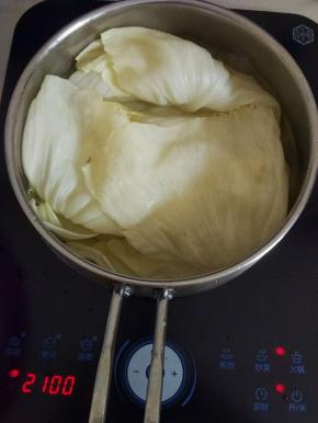 锅里烧开水，放入椰菜烫熟，记得全部是不能粘到油