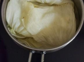 锅里烧开水，放入椰菜烫熟，记得全部是不能粘到油