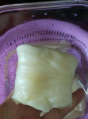 烫熟的椰菜一片片包起来，从小到大一层层包