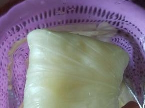 烫熟的椰菜一片片包起来，从小到大一层层包