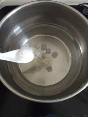 锅里倒入酸醋，加入适量冰糖，半匙盐煮开，晾凉