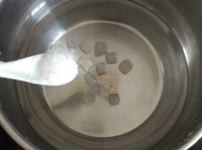 锅里倒入酸醋，加入适量冰糖，半匙盐煮开，晾凉