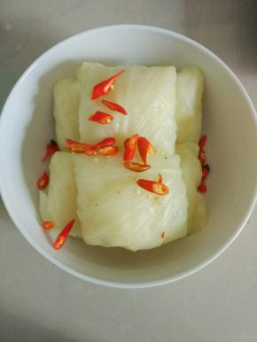 椰菜全部包好放碗里，放入辣椒