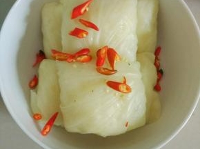 椰菜全部包好放碗里，放入辣椒