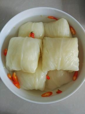 倒入晾凉的酸醋，泡上几个小时就可以吃了，也可以放到玻璃瓶里面，白醋烧过能保存比较久的，记得别沾到油就行了