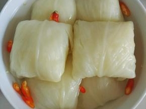 倒入晾凉的酸醋，泡上几个小时就可以吃了，也可以放到玻璃瓶里面，白醋烧过能保存比较久的，记得别沾到油就行了