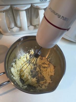 软化的黄油用手持料理棒打发蓬松