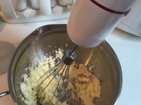 软化的黄油用手持料理棒打发蓬松