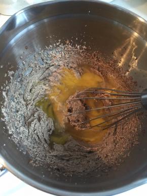 分三次加入全蛋液打发混合