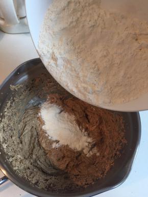 倒入过筛好的低筋面粉