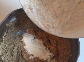倒入过筛好的低筋面粉
