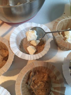 把蛋糕糊放入模中一半的量，加入芝士块，再倒入一半，稍微压
匀