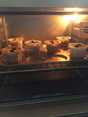 烤箱预热170度，上下火烤25分钟