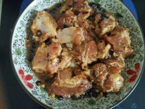 姜蒜汁倒入排骨，加入适量油，淀粉抓匀，上蒸锅大火蒸20分钟左右就可以了