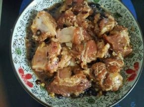 姜蒜汁倒入排骨，加入适量油，淀粉抓匀，上蒸锅大火蒸20分钟左右就可以了