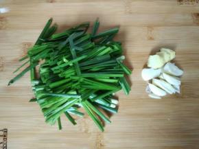 韭菜切段，姜蒜切片