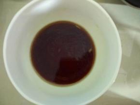 碗里放入1勺酱油，1勺料酒，1匙盐，1匙糖