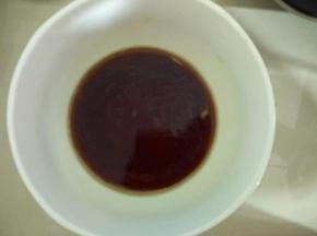 碗里放入1勺酱油，1勺料酒，1匙盐，1匙糖