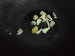 热锅下油，放入姜蒜爆香