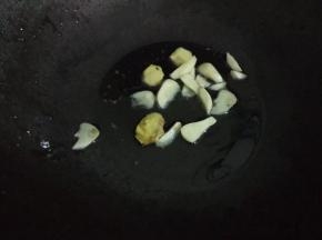 热锅下油，放入姜蒜爆香