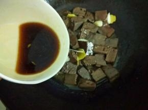 加入适量清水，倒入调好的酱汁，