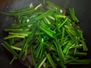 倒入韭菜翻炒至熟