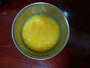 鸡蛋打到碗里用筷子打散