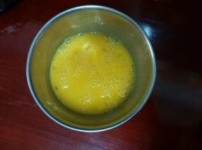 鸡蛋打到碗里用筷子打散