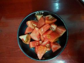 番茄底部切十字刀花，放进开水锅里烫一下，去皮切块