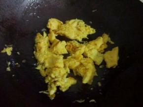 热锅下油，倒入鸡蛋液，煎至凝固，装起备用