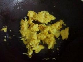 热锅下油，倒入鸡蛋液，煎至凝固，装起备用