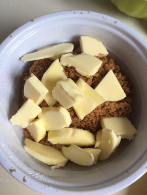 将糖、面粉、可可粉混合过筛于料理碗,将黄油放置在粉类上面