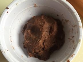 用刮板慢慢切碎至没有大颗粒后,快速用双手揉搓(尽量快,不要让手
的温度融化黄油)