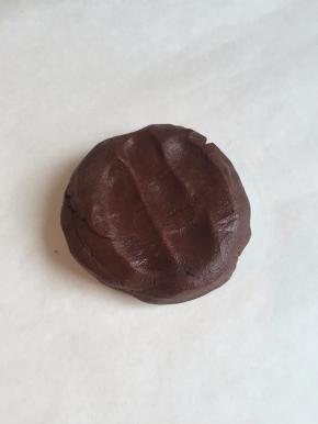 搓至混合物稍微湿润后,在操作台上进行推压动作(是用一只手的手掌，由下至上将混合物推出)一点一点的推压全部混合物后,再集中起来，重复三次后粉类会和黄油混合完全,成面团