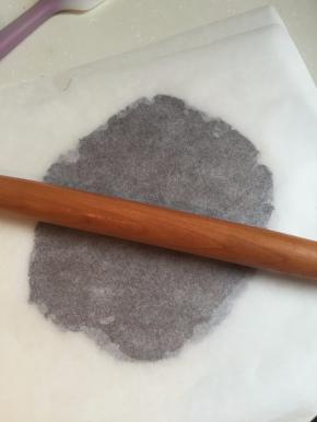 将混合好的面团放在两张油纸之间,擀成0.3CM的薄片，放冰箱
速冻3分钟后取出