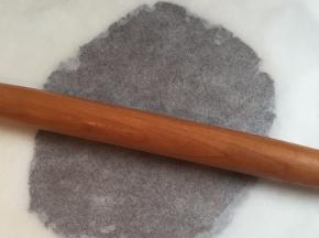 将混合好的面团放在两张油纸之间,擀成0.3CM的薄片，放冰箱
速冻3分钟后取出