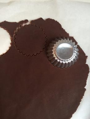 用模具压出圆片