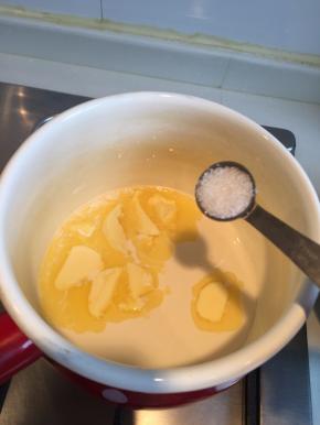 泡芙体：将牛奶，黄油，糖和盐混合加入锅中，鸡蛋打散,放在小容器中隔水保温在50度左右，面粉和可可粉过筛备用