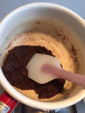 加热牛奶黄油至沸腾，离火后迅速加入过筛后的粉类