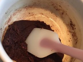 加热牛奶黄油至沸腾，离火后迅速加入过筛后的粉类