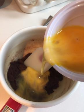 混合后继续上火加热,并不断用硬一些的刮刀翻拌，约40秒左右,锅底会沾上一层薄膜,这时候离火,迅速把面团转移到其他容器中，加入约1/5的温蛋液,切拌混合,完全混合后再加三次,每次蛋液都要与面糊充分融合