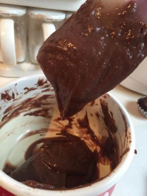 当蛋液剩下最后1/5的时候,观察面糊的状态，用刮刀舀起3-5秒左右面糊落下,并在刮刀上呈倒三角状态,说明面糊可以了,剩余的蛋液请不要继续加了，如果面糊没有落下来说明它还是有点干,就继续加蛋液后观察状态