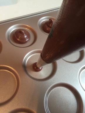 将混合好的面糊装入裱花袋,用直径约1cm的裱花嘴挤