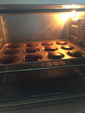 烤箱预热180度烤35分钟左右,注意中途不要打开烤箱门,不然泡芙会塌!