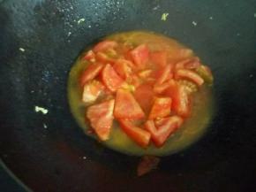 放油接着倒入番茄翻炒，加入适量清水，煮至番茄软烂出汁