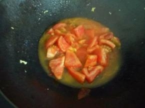 放油接着倒入番茄翻炒，加入适量清水，煮至番茄软烂出汁