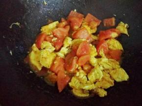 倒入鸡蛋继续翻炒